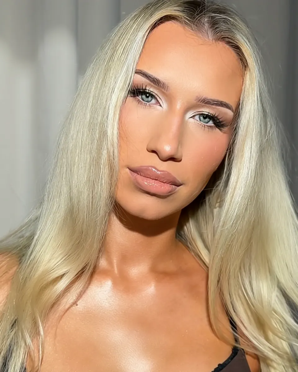 Makijaż smokey eyes z delikatnie podkreślonymi ustami